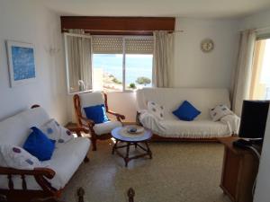 salon z dwiema kanapami i stołem w obiekcie EDIFICIO IFACH III w mieście Calpe