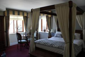 Postel nebo postele na pokoji v ubytování Coach House Hotel Sligo + 37 fotografií