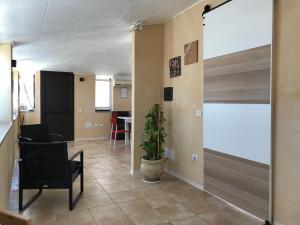 een woonkamer met een stoel en een potplant bij Casa Scirocco IUN Q2421 in Pula