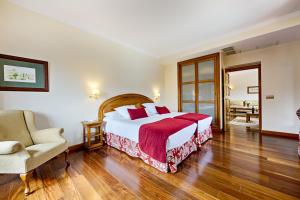Un pat sau paturi într-o cameră la AZZ Peñafiel Las Claras Hotel & Spa