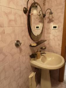 un baño con lavabo y espejo en B&B GENOVA COUNTRY, en Fegino 8 fotos más