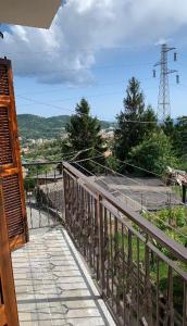 een houten balkon met uitzicht op een berg bij B&B GENOVA COUNTRY in Fegino
