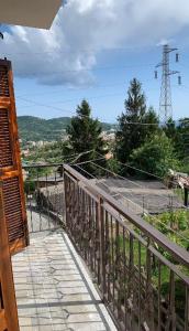 balcón de madera con vistas a la montaña en B&B GENOVA COUNTRY, en Fegino