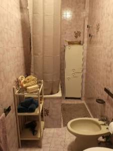 een badkamer met een wastafel, een toilet en een bad bij B&B GENOVA COUNTRY in Fegino