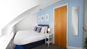 Voodi või voodid majutusasutuse Charming 4-bed Townhouse on South Cliff toas