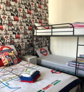 - une chambre avec 2 lits superposés et un mur recouvert de papier peint dans l'établissement The Franklyn Hotel B&B, à Blackpool