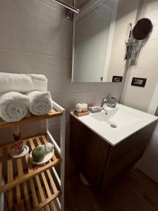 y baño con lavabo y espejo. en Eden Room&Spa en Torre Maggiore