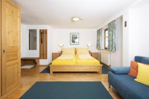 A bed or beds in a room at Haus Schlosskeller