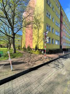 a basketball hoop in front of a building at AL-DOM Apartamenty Apartament IZI in Kołobrzeg