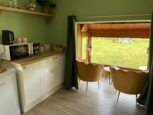 Kuchyň nebo kuchyňský kout v ubytování Aux murmures de la nature B&B