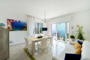 un soggiorno con tavolo e divano di Belvedere apartament stunning sea view a Nerano