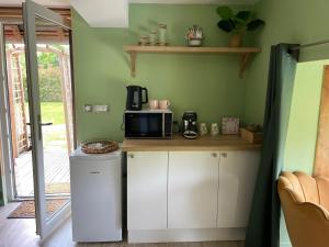 Kuchyň nebo kuchyňský kout v ubytování Aux murmures de la nature B&B