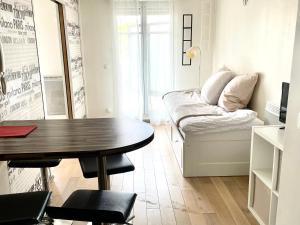 a living room with a table and a couch at Studio Disneyland Paris 2 - Terrasse in Bussy-Saint-Georges