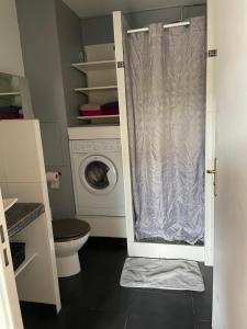 a bathroom with a shower and a washing machine at Studio Disneyland Paris 2 - Terrasse in Bussy-Saint-Georges