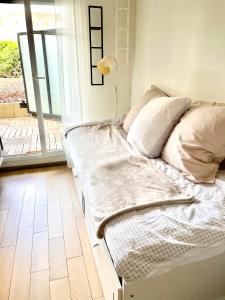 a bed sitting in a room with a window at Studio Disneyland Paris 2 - Terrasse in Bussy-Saint-Georges