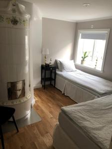 En eller flere senge i et værelse på Ångbåten - New buildt apartment in the center of Gränna