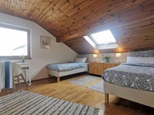 Un dormitorio con dos camas y techo de madera. en Ferienhaus Hägel, en Bad Steben