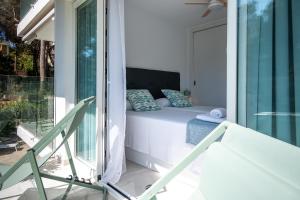 1 dormitorio con 1 cama en el balcón en Apartment 1B with pool , 150 meters Canyamel Beach, en Capdepera