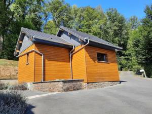 - un petit bâtiment en bois avec une fenêtre dans l'établissement Chalet à L'orée du bois avec parking, à Tournavaux