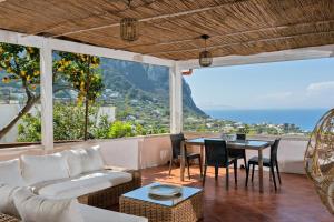 un soggiorno con divano e tavolo di Capri Town Apartments a Capri