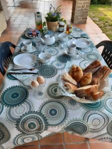 - une table avec du pain et des œufs en haut dans l'établissement Domaine de Fontsauzine - gîtes et chambre d'hôtes, à Genouillé