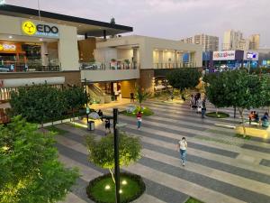 Un gruppo di persone che camminano per un centro commerciale di Hotel SKY a Lima