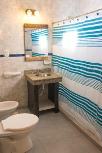 ein Bad mit einem WC und einem Waschbecken in der Unterkunft Matices Hostel Terminal in El Calafate
