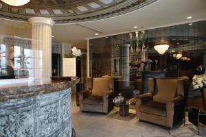 a lobby with chairs and a bar in a building at Hotel Villa Pascucci in Durrës