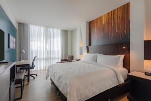 Кровать или кровати в номере Holiday Inn Bogota Airport, an IHG Hotel