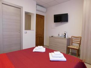 a hotel room with a bed with towels on it at B&B DiVino in Càbras
