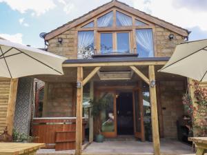 una casa con dos sombrillas delante en Dean Mews en Leeds