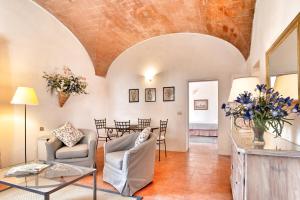 salon ze stołem i krzesłami w obiekcie Appartamenti Villa La Fonte w mieście San Gimignano
