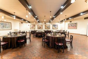 una grande stanza con tavoli e sedie di The Wigwam a Litchfield Park