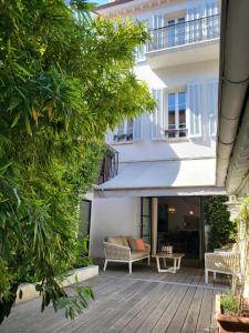 une terrasse avec un banc et un bâtiment dans l'établissement Villa Terra by Festif Azur - House 250m2 Quiet, 5 min walk from Palais des Festivals and Beaches, à Cannes