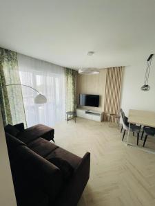 een woonkamer met een bank en een tafel bij Apartamenty Plaza Tower in Kielce