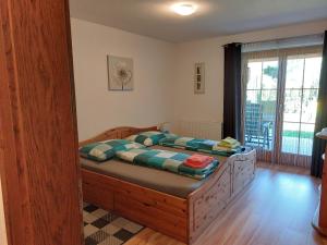 ein Schlafzimmer mit einem Bett mit einem Holzrahmen in der Unterkunft Apartment Lochner Piesendorf-Walchen in Piesendorf