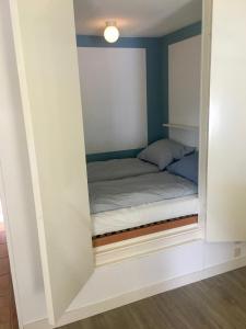 um pequeno quarto com uma cama numa parede em vakantiewoning Bovenhaar em Punthorst