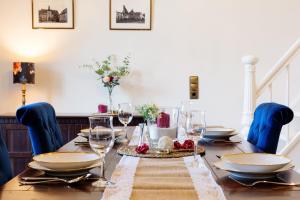 mesa de comedor con sillas y mesa con copas de vino en Ferienwohnung Saalstube - Schloss Adolphsburg, en Kirchhundem