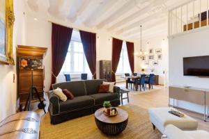 a living room with a couch and a table at Ferienwohnung Saalstube - Schloss Adolphsburg in Kirchhundem