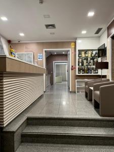 un hall avec des escaliers et des chaises dans un bâtiment dans l'établissement Seculo Hotel, à Porto