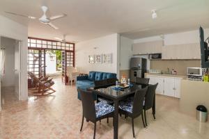 a kitchen and living room with a table and chairs at Hermosa Cabana con Piscina 3 Habitaciones MC21 in Coveñitas