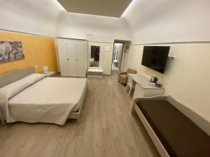 エンナにあるCasa del Monteのベッドルーム(大型ベッド1台、テレビ付)
