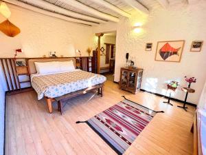 Lchang Nang Retreat-THE HOUSE OF TREES-Nubra Valley客房内的一张或多张床位