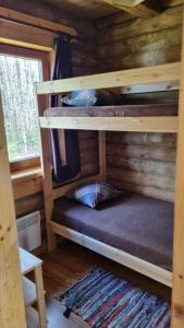 Divstāvu gulta vai divstāvu gultas numurā naktsmītnē Camping Oskalns