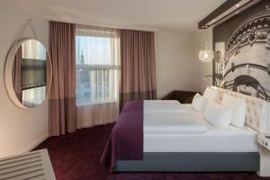 Postel nebo postele na pokoji v ubytování Dorint Kongresshotel Mannheim