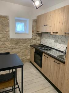 Kuchyň nebo kuchyňský kout v ubytování LA CASA DI PIETRA