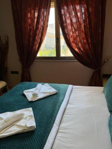 Säng eller sängar i ett rum på Skanderbeg Square EXPLORER APARTMENTS