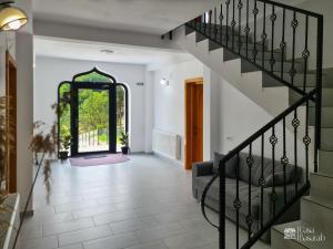 克利默內甚蒂的住宿－Casa Basarab，走廊上设有楼梯,门上设有窗户