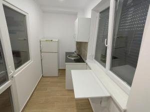een kleine witte badkamer met een wastafel en een toilet bij Militari Studio in Roşu