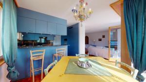 - une cuisine et une salle à manger avec une table et des chaises dans l'établissement Abitaziun Stailina 1 - Pontresina, à Pontresina